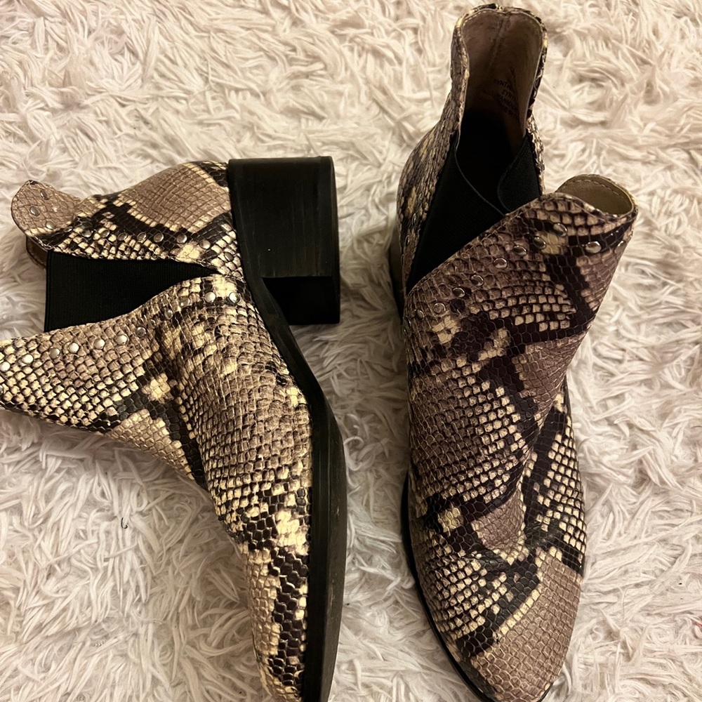 Steve Madden snake boots. Size 8. Upper leather